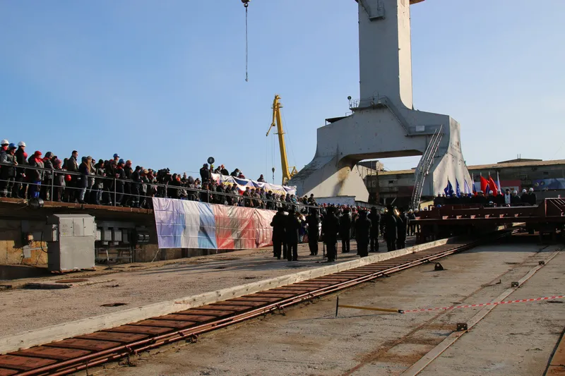 На Севморзаводе заложили первый за 12 лет плавучий кран