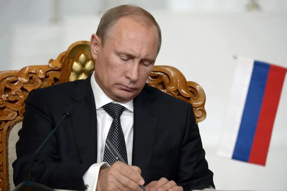 Путин подписал закон о СМИ-иноагентах 