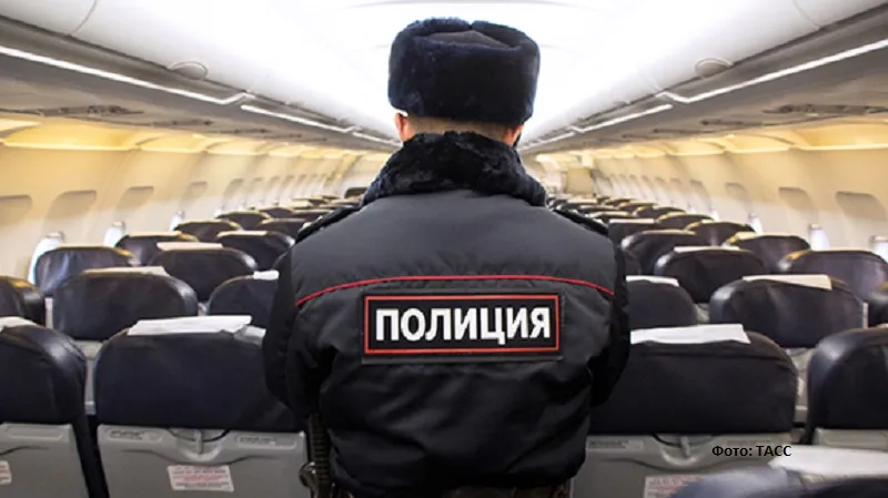 В Кемерове с авиарейса сняли корчившего рожи пассажира 