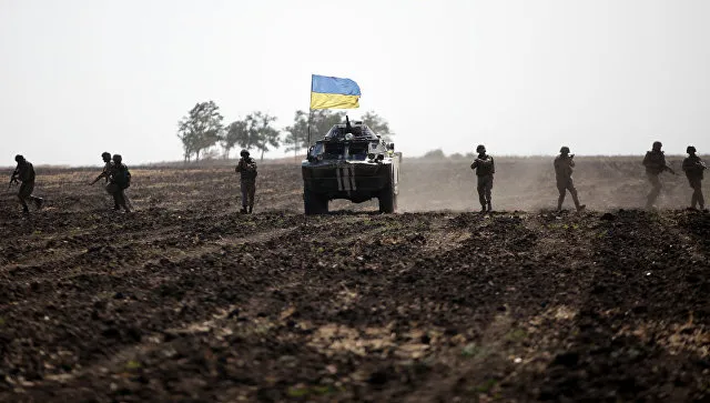 Силовики стягивают вооружение в Донбасс, заявили в ДНР