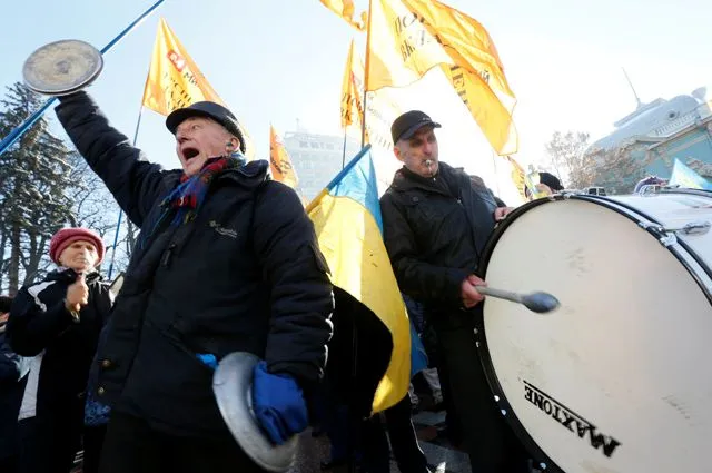 Радикалы, блокировавшие телеканал NewsOne в Киеве, озвучили требования