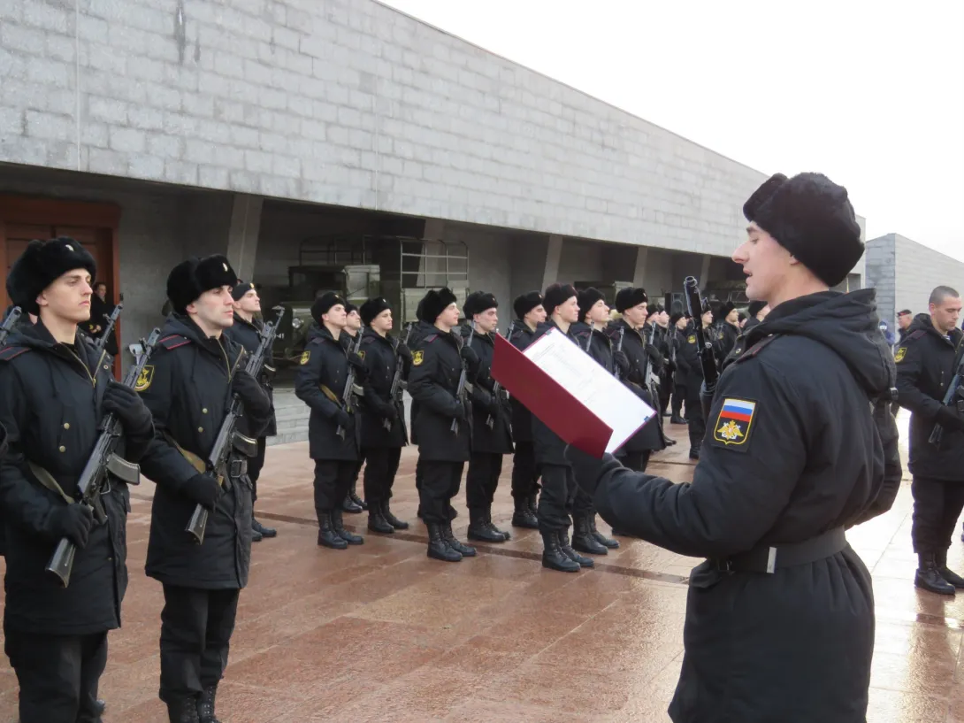 В День Героев Отечества морпехи ЧФ и юнармейцы дали клятву на 35-й береговой батарее