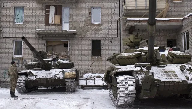 Силовики стягивают технику к линии соприкосновения, заявили в ЛНР