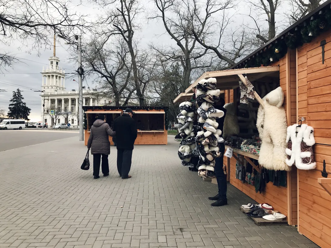 "Новогодняя ярмарка" в Севастополе пока торгует медом и колбасой