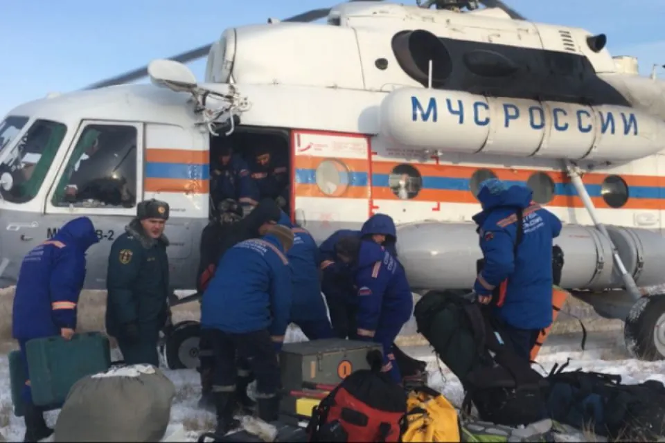 Спасатели не нашли людей возле обломков пропавшего под Иркутском вертолета