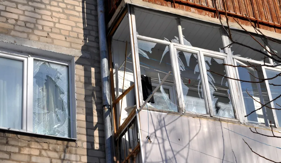 Огнем ВСУ в Докучаевске за сутки повреждены пять домостроений и АЗС