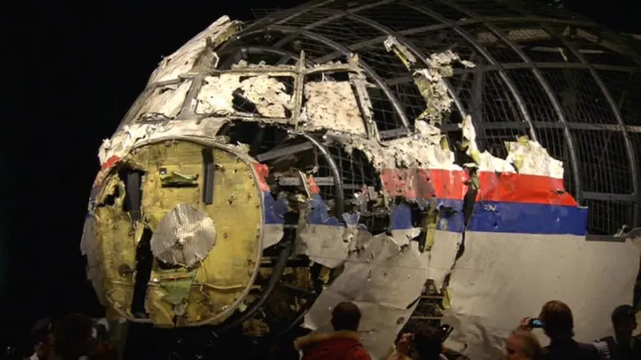Порошенко продлил работу миссии по расследованию катастрофы MH17 в Донбассе