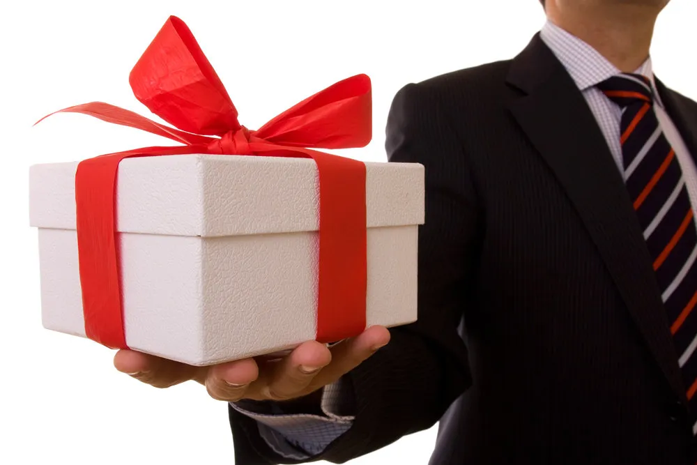 Перед Новым годом чиновникам напомнили о запрете на подарки