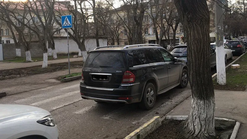 Парковки в центре Севастополя загнали машины куда попало