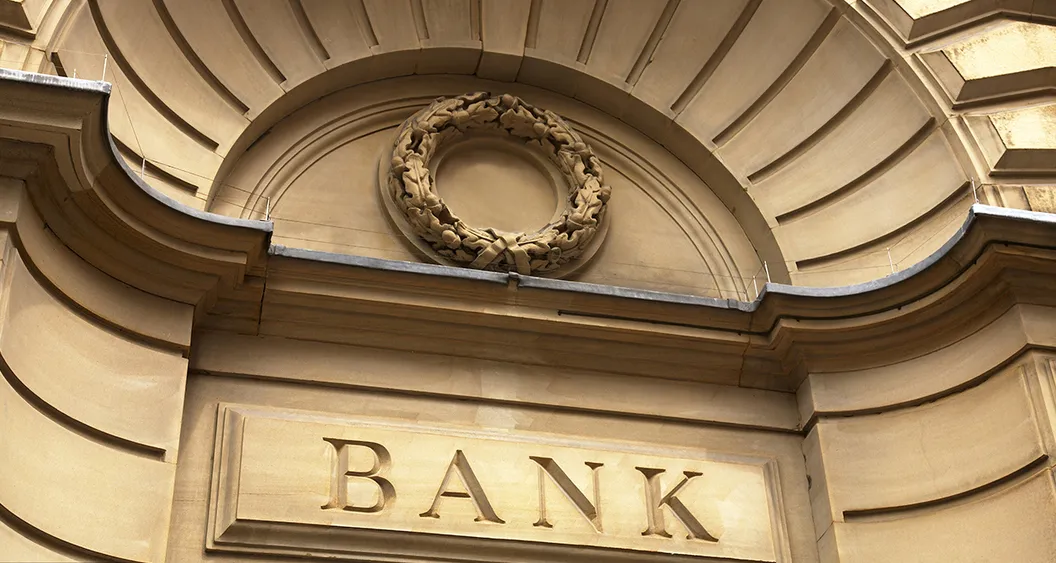 Банки разделились на базовые и универсальные