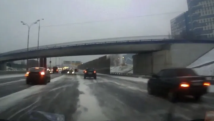 Снегопад привел к массовой аварии с участием 17 машин на востоке Москвы