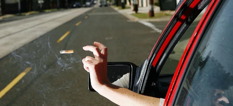 Курящим запретят выбрасывать окурки из окон автомобилей и поездов