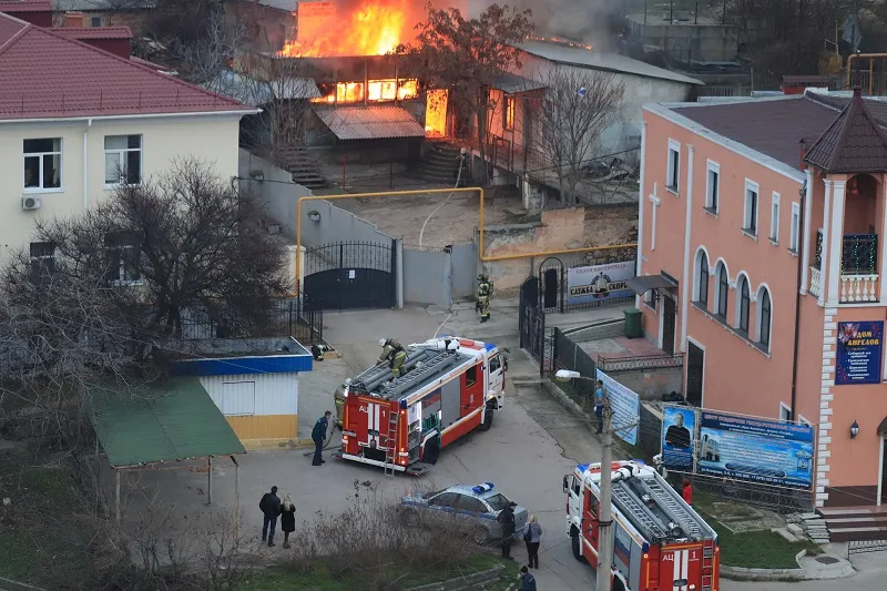 На улице Пожарова в Севастополе горело здание у дома скорби (уточнено)