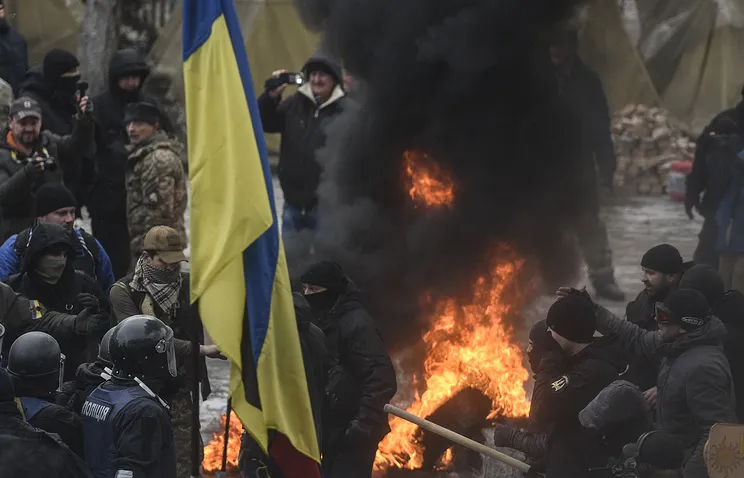 Митингующие возле Рады в Киеве сожгли флаг РФ