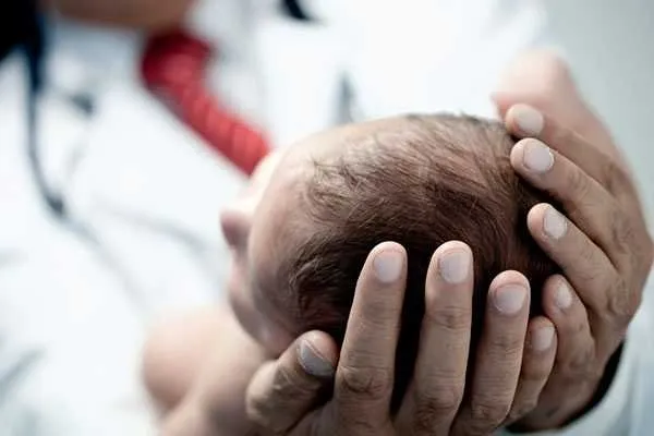 Младенец выжил после падения на пол в роддоме Севастополя
