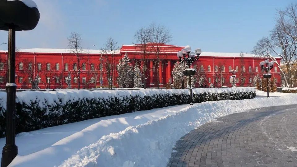 В ведущем вузе Украины отменили занятия из-за нехватки денег на отопление