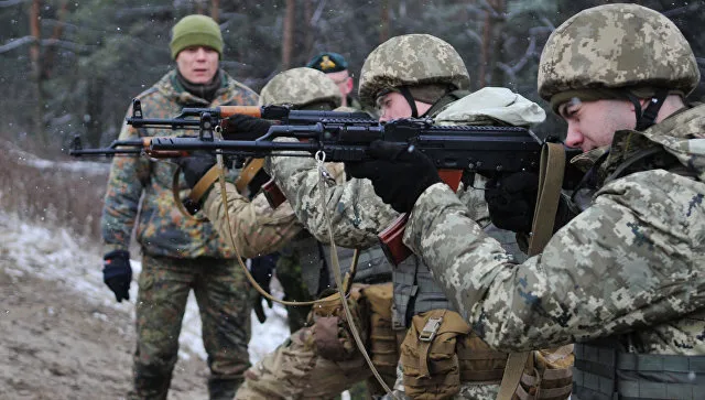 США подталкивают Киев к кровопролитию в Донбассе, заявил Лукашевич