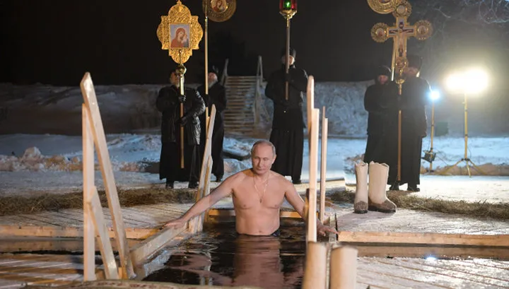 Путин окунулся в прорубь на озере Селигер во время крещенских купаний