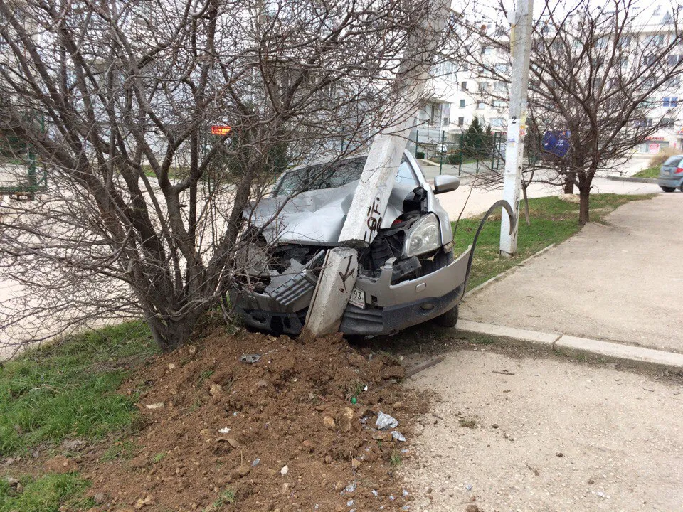 В Севастополе автолюбитель впечатался в столб и подкопал его