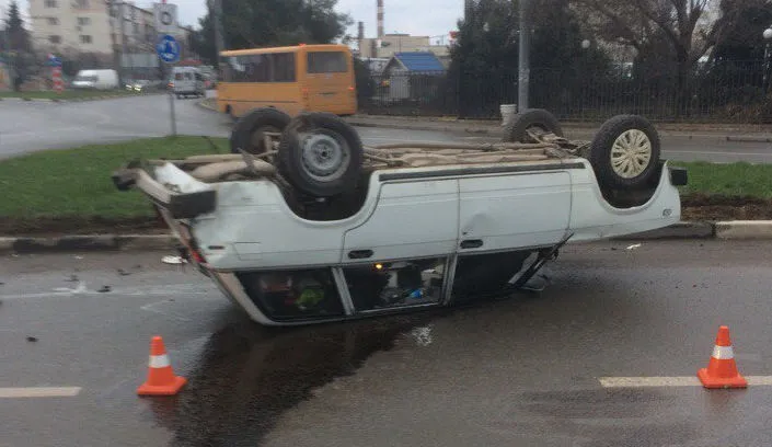 Перед Никольским храмом в Севастополе автомобиль «Жигули» совершил кульбит