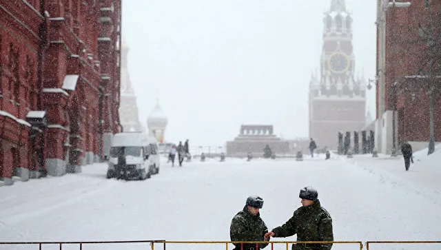 К уборке снега в Москве привлекли военных