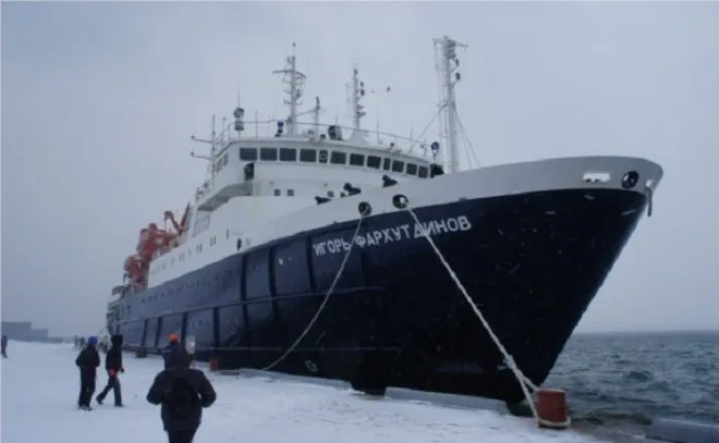 Во льдах Охотского моря застрял теплоход с пассажирами