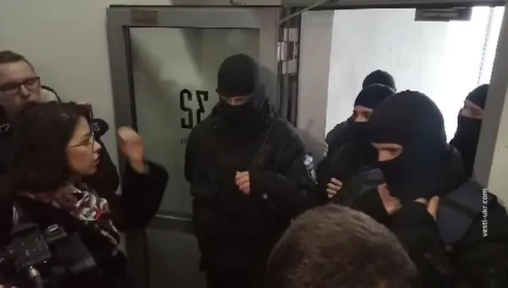 Поджог и обыск в украинских "Вестях": несогласных травили слезоточивым газом
