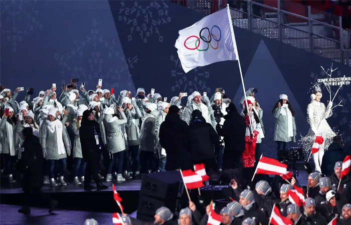 На церемонии открытия ОИ российские спортсмены прошли под олимпийским флагом