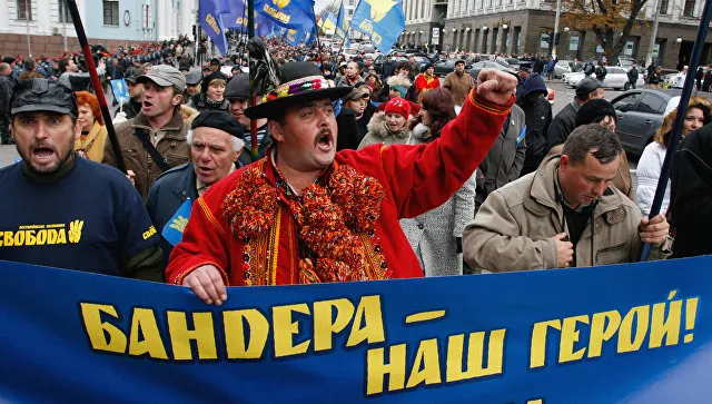 Польского туриста на Украине заставили поднять флаг бандеровцев