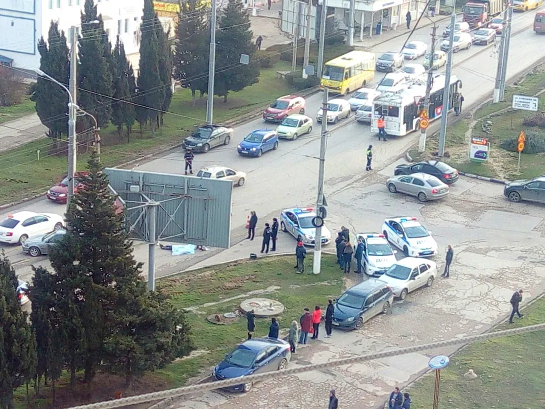В Севастополе молодой человек погиб под колёсами автомобиля
