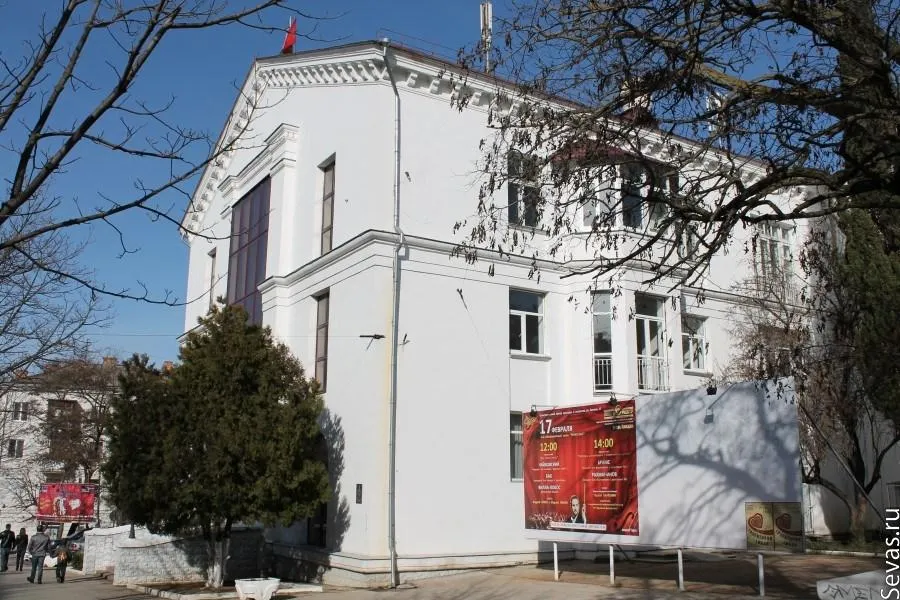 Почему севастопольский театр остался «на улице»