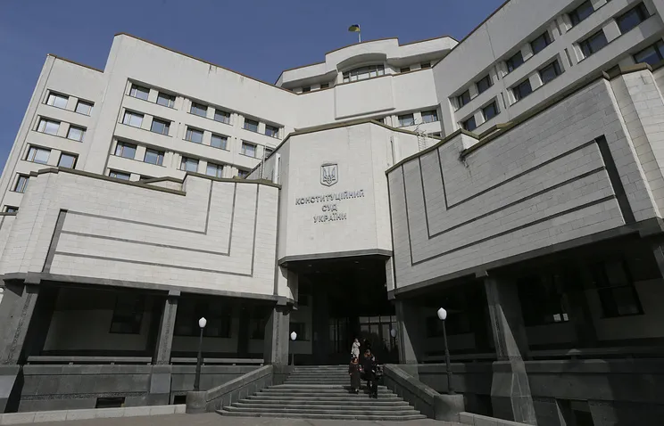 КС Украины признал неконституционным закон о статусе русского языка
