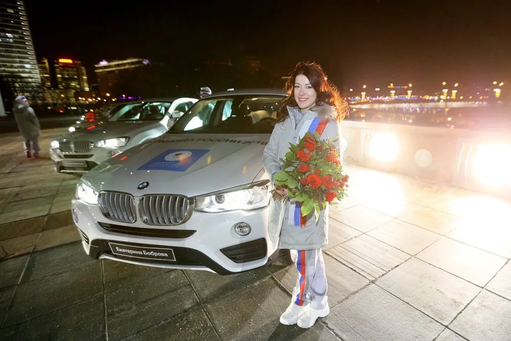 Медведев вручил победителям и призерам Олимпиады ключи от авто