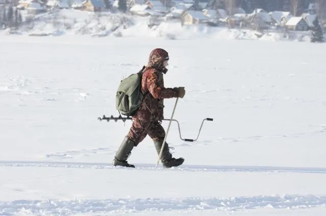 В Магаданской области спасатели эвакуируют рыбаков с дрейфующих льдин