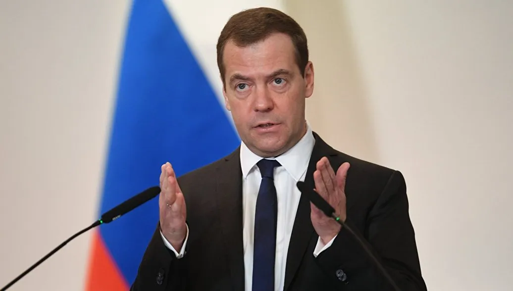 Медведев поздравил женщин с праздником 8 Марта