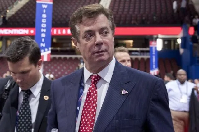 В Манафорта бросили российский флаг и обвинили в продаже родины