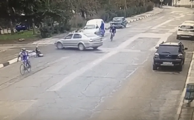 Водитель в Алуште врезался в группу велосипедистов