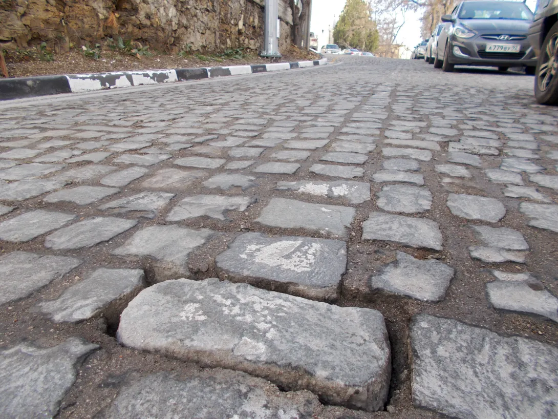 В Севастополе брусчатка на улице Кучера выпадает после недавнего ремонта