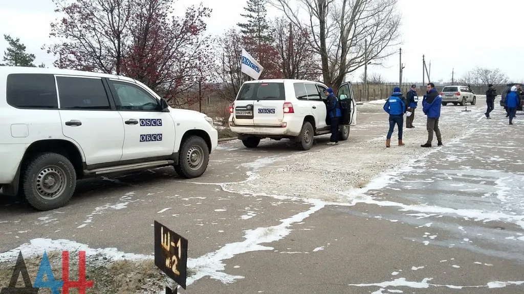 Наблюдатели ОБСЕ прибыли на ДФС для осмотра обстрелянных украинскими войсками автомобилей
