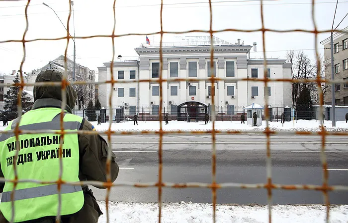 В Киеве полиция не пустила желающих проголосовать на выборах к посольству РФ