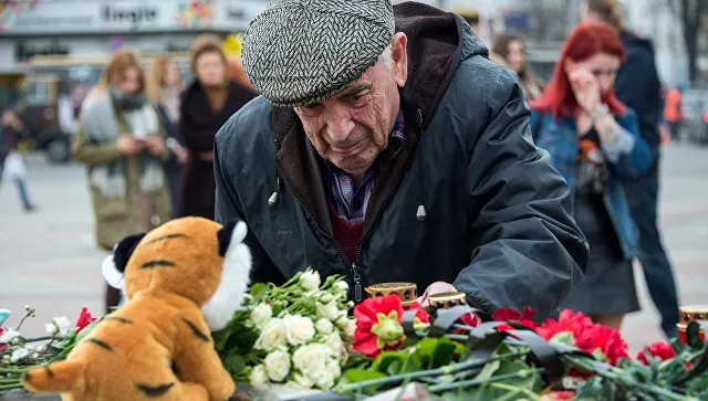 В ДНР несут цветы к стеле "Россия" в память о жертвах пожара в Кемерово