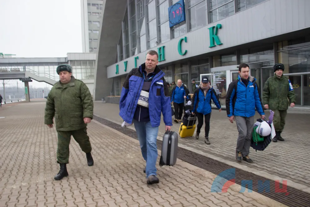 Хуг в поезде Луганск-Ясиноватая отказался от пирожков и комментариев для прессы