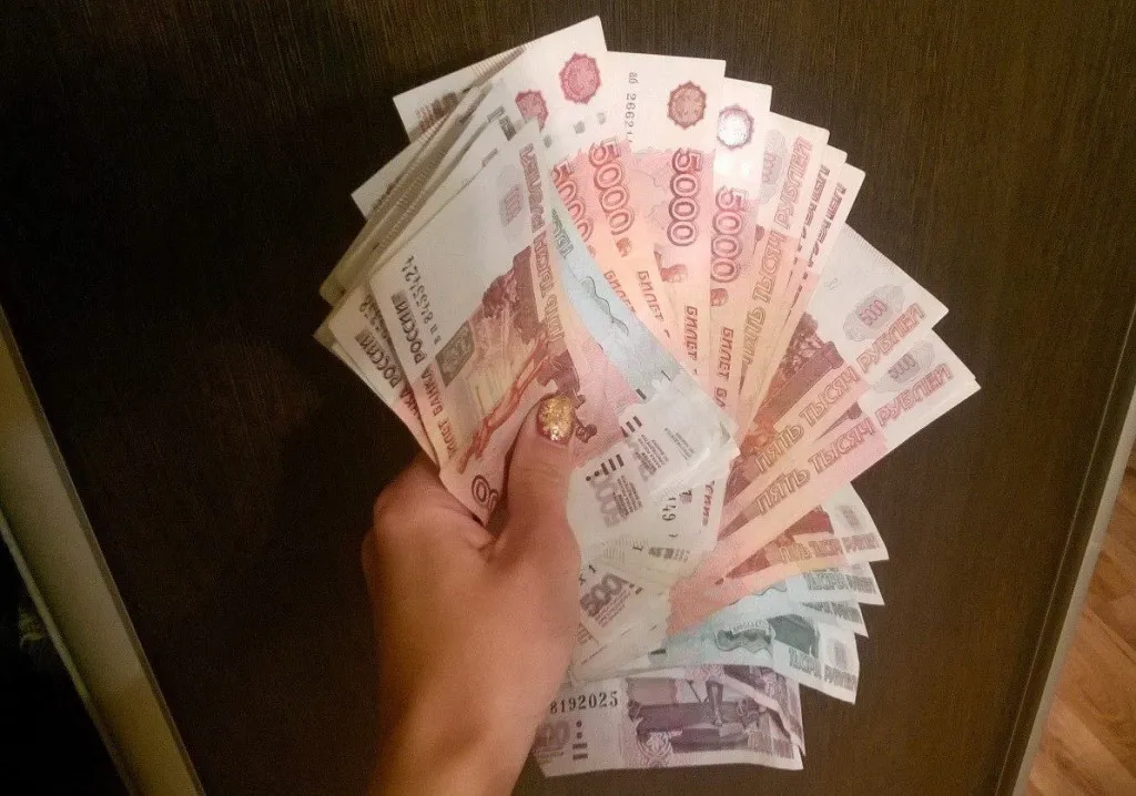 Для нормальной жизни россиянам необходимо 76 тысяч рублей 