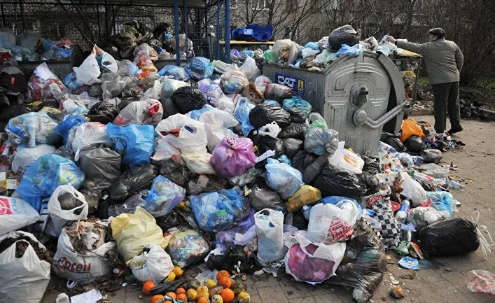 Севастопольцы жалуются на переполненные мусорные контейнеры и громкие объявления 