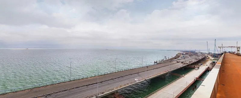 Крымский мост, заблокировать который хотят на Украине, защищён силовиками