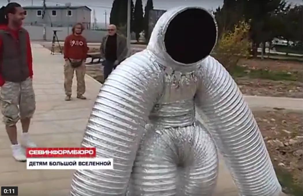 В Севастополе шланг прикинулся космонавтом и напугал детей