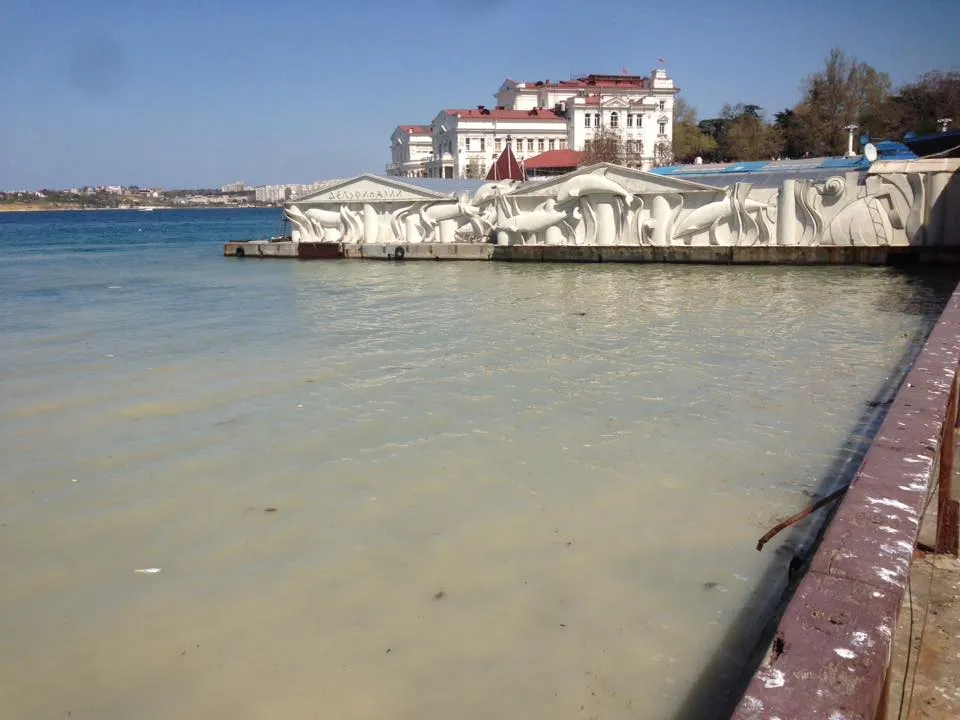 Море в бухте Севастополя окрасилось в цвет нечистот