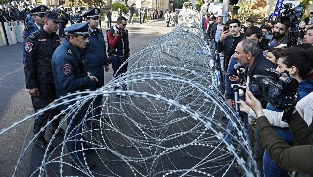 В Армении лидер митингующих заявил, что начинает "бархатную революцию"