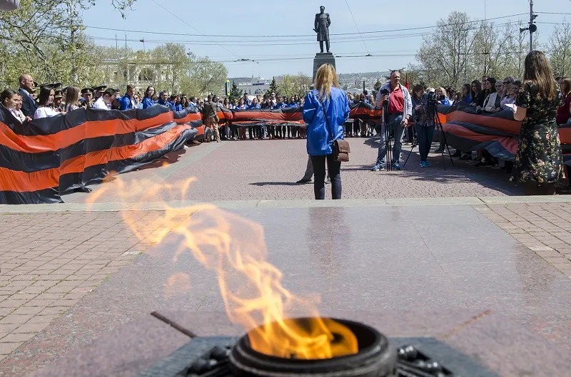 В Севастополе в 12-й раз завязывают Георгиевскую ленточку 