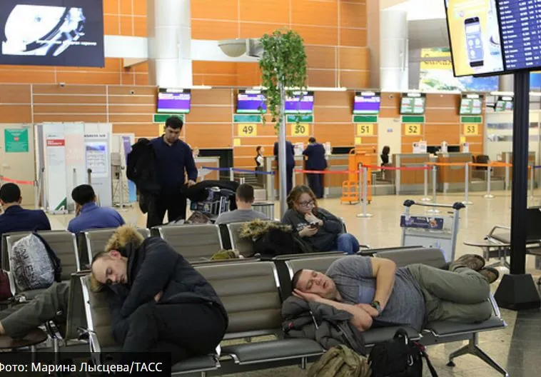 Минтранс Подмосковья объяснил запрет лежать на полу в аэропортах 